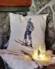 Putetrekk Gabriel på ski 50x50cm thumbnail