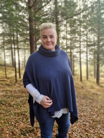 Poncho med høy hals Marine - GitteDaa