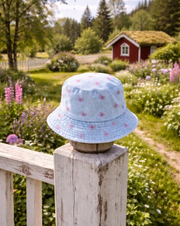 Bøttehatt med sommerfugl 