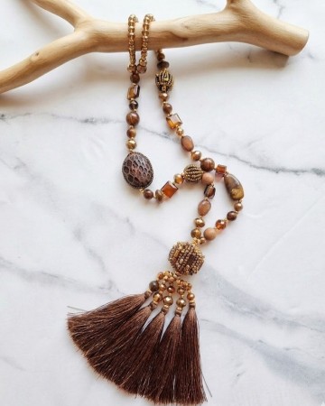 Langt halskjede med kule Brunt